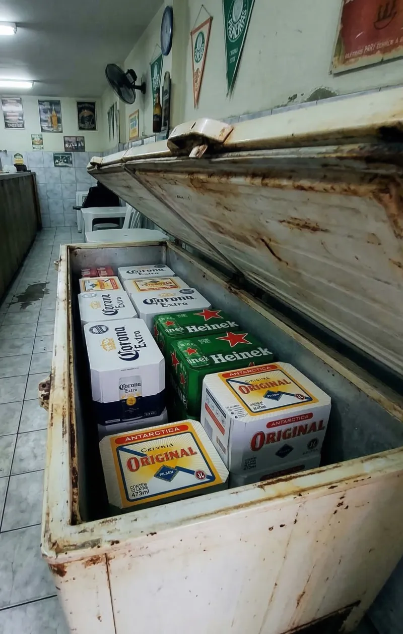 Geladeira do bar cheia de fardos